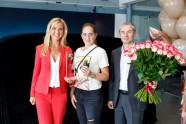 Jeļena Ostapenko saņem jaunu "Porsche" - 3