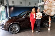 Jeļena Ostapenko saņem jaunu "Porsche" - 7