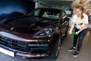 Jeļena Ostapenko saņem jaunu "Porsche" - 8