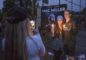 Fani Pitsburgā sēro par repera Maka Millera nāvi - 5