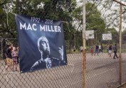 Fani Pitsburgā sēro par repera Maka Millera nāvi - 6