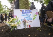 Fani Pitsburgā sēro par repera Maka Millera nāvi - 11