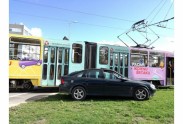 'Opel Vectra' nedod ceļu tramvajam Liepājā - 1