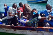 Glābēji-nirēji meklē izdzīvojušos pēc Tanzānijas prāmja katastrofas - 5