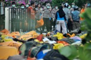 Indonēzijā apglabā zemestrīces upurus  - 9