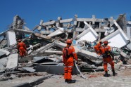 Indonēzijā apglabā zemestrīces upurus  - 11