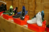 VID informē par lielu daudzumu viltotu "Nike" sporta apavu atklāšanu Rīgas brīvostā - 3