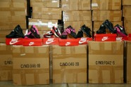 VID informē par lielu daudzumu viltotu "Nike" sporta apavu atklāšanu Rīgas brīvostā - 4