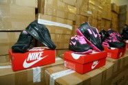 VID informē par lielu daudzumu viltotu "Nike" sporta apavu atklāšanu Rīgas brīvostā - 6