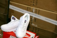 VID informē par lielu daudzumu viltotu "Nike" sporta apavu atklāšanu Rīgas brīvostā - 8