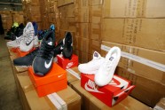 VID informē par lielu daudzumu viltotu "Nike" sporta apavu atklāšanu Rīgas brīvostā - 9