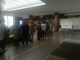 Cilvēki gaida rindās pie 13. Saeimas vēlēšanu iecirkņiem  - 1