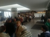 Cilvēki gaida rindās pie 13. Saeimas vēlēšanu iecirkņiem  - 2