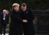 Merkele un Makrons atklāj piemiņas plāksni - 5