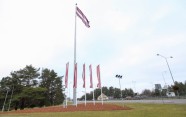 Jūrmalā paceļ valsts simtgadei veltītu Latvijas karogu - 11