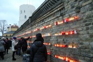 Lāčplēša diena, cilvēki noliek svecītes pie Rīgas pils mūra - 6