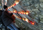 Lāčplēša diena, cilvēki noliek svecītes pie Rīgas pils mūra - 7