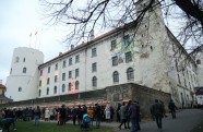 Lāčplēša diena, cilvēki noliek svecītes pie Rīgas pils mūra - 9