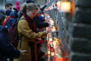Lāčplēša diena, cilvēki noliek svecītes pie Rīgas pils mūra - 10