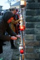 Lāčplēša diena, cilvēki noliek svecītes pie Rīgas pils mūra - 11