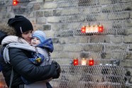 Lāčplēša diena, cilvēki noliek svecītes pie Rīgas pils mūra - 12