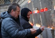 Lāčplēša diena, cilvēki noliek svecītes pie Rīgas pils mūra - 13