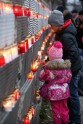 Lāčplēša diena, cilvēki noliek svecītes pie Rīgas pils mūra - 15