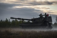 Latvijas armija rīta migliņā izmēģina jaunās haubices - 1