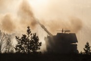 Latvijas armija rīta migliņā izmēģina jaunās haubices - 2