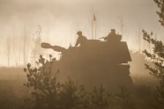 Latvijas armija rīta migliņā izmēģina jaunās haubices - 4