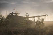 Latvijas armija rīta migliņā izmēģina jaunās haubices - 5