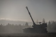 Latvijas armija rīta migliņā izmēģina jaunās haubices - 8