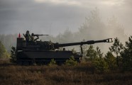 Latvijas armija rīta migliņā izmēģina jaunās haubices - 11