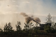Latvijas armija rīta migliņā izmēģina jaunās haubices - 12