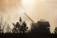 Latvijas armija rīta migliņā izmēģina jaunās haubices - 14