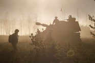 Latvijas armija rīta migliņā izmēģina jaunās haubices - 15