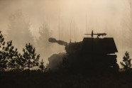Latvijas armija rīta migliņā izmēģina jaunās haubices - 16