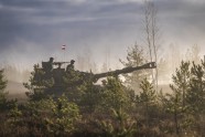 Latvijas armija rīta migliņā izmēģina jaunās haubices - 17