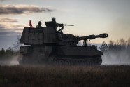 Latvijas armija rīta migliņā izmēģina jaunās haubices - 18