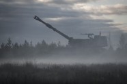 Latvijas armija rīta migliņā izmēģina jaunās haubices - 20