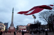Ļaudis Latvijas dzimšanas dienā pie Brīvības pieminekļa sagaida saullēktu - 2