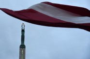 Ļaudis Latvijas dzimšanas dienā pie Brīvības pieminekļa sagaida saullēktu - 3
