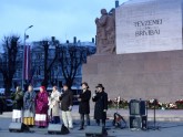Ļaudis Latvijas dzimšanas dienā pie Brīvības pieminekļa sagaida saullēktu - 11