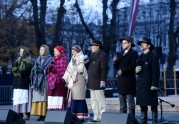 Ļaudis Latvijas dzimšanas dienā pie Brīvības pieminekļa sagaida saullēktu - 12