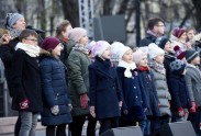 Ļaudis Latvijas dzimšanas dienā pie Brīvības pieminekļa sagaida saullēktu - 18