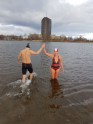 Simtgadei par godu vairāk nekā 300 cilvēki peld aukstā ūdenī - 11