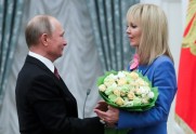Vladimirs Putins dziedātājai Valērijai pasniedz ordeni - 5