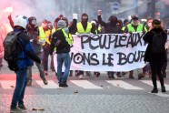 ‘Dzelteno vestu’ un policijas sadursmes Francijā - 4