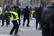 ‘Dzelteno vestu’ un policijas sadursmes Francijā - 5