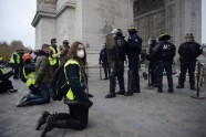 ‘Dzelteno vestu’ un policijas sadursmes Francijā - 6